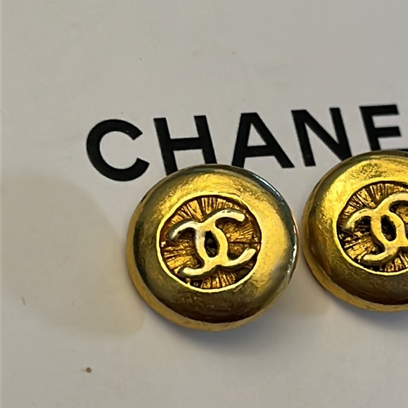 SOLD đź’” AUTHENTIC!! Lot Of 5 Chanel Vintage CC Buttons Gold 1990s - Picture 3 of 9